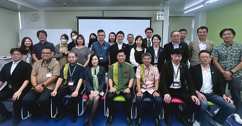 豐見城市長徳元次人(前排左5)、豐見城教育總監赤峰美奈子(前排左4)出席研習成果發表會,與學員合影留念。(圖/中金院提供)