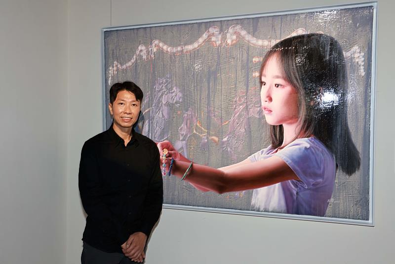 「2025中山青年藝術獎」油畫類中山獎得主林正哲與作品留影