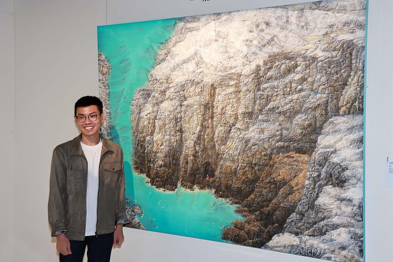 「2025中山青年藝術獎」水墨類中山獎得主柯驎晏與作品留影