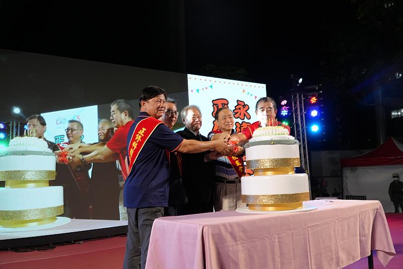 龔瑞璋校長與師長們共同切下生日蛋糕