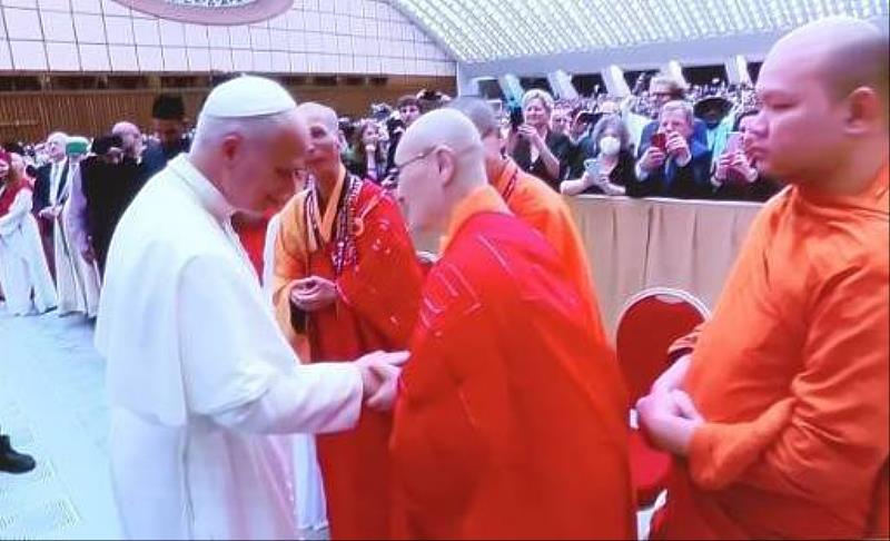 Pope Leo XIV warmly greets and shakes hands with representatives from various religions, including Venerable Xian Yue, CEO of the Museum of World Religions Development Foundation, who represents founder Grand Master Hsin Tao. (Photo captured from Vatican News live broadcast)