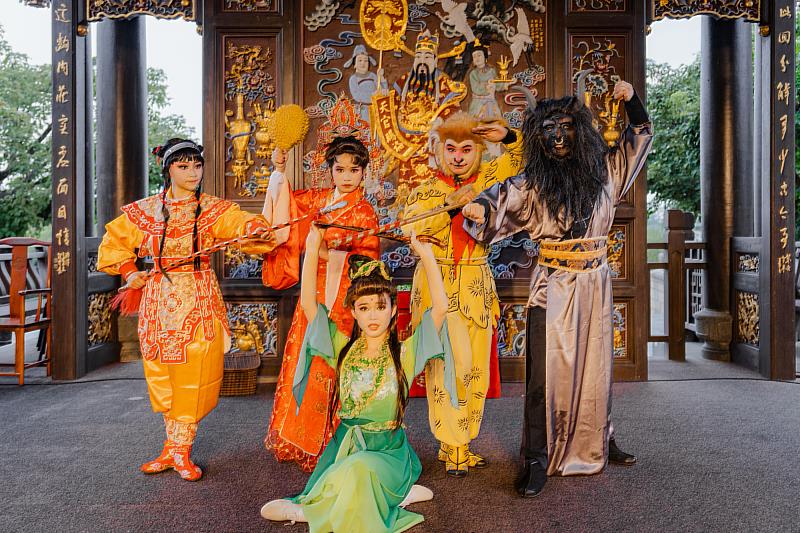 《悟空飛了》全劇展現傳統戲曲身段，更融入當代青少年在選擇、責任與親子溝通上的課題，寓教於樂，適合親子觀賞