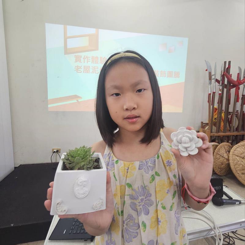 莨苕葉裝飾圖騰創作專屬的老屋泥作盆器