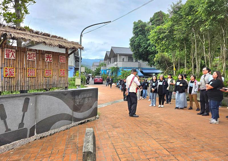 圖5-阿美族Rata Mayaw陳誼誠博士帶領Alian聽友走讀部落，介紹族人如何在都會區延續自己的文化傳統