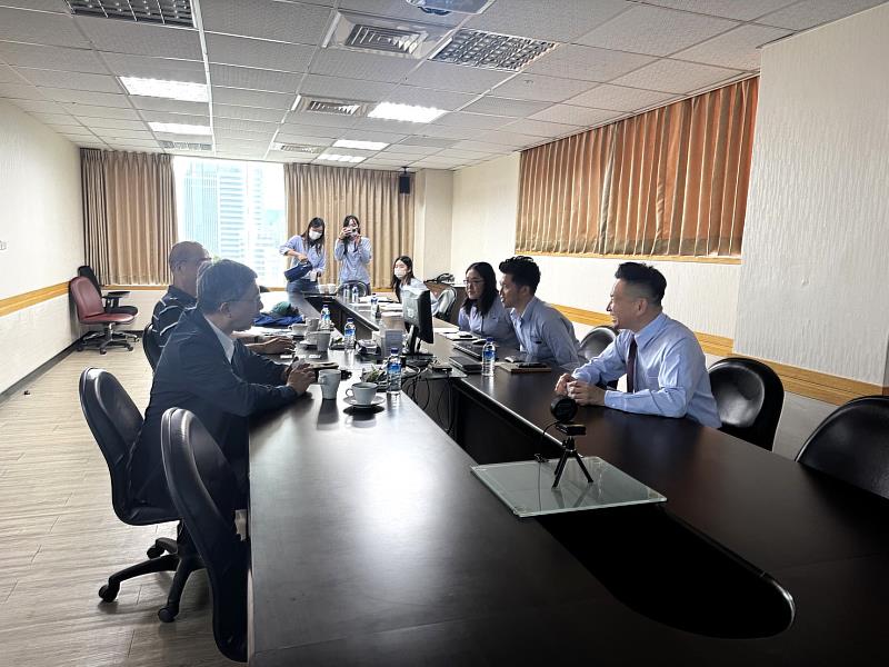 圖2、大仁科大郭校長帶領及校內主管前往銘榮元實業股份有限公司進行拜訪。