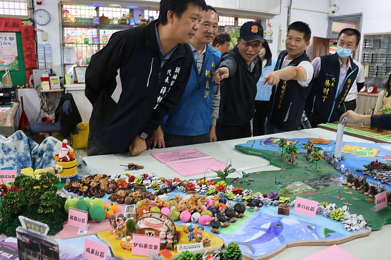 貴賓出席頭城關懷據點聯合成果展，欣賞長輩靜態作品。