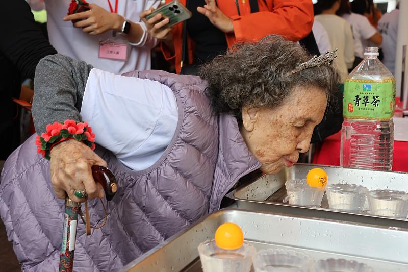 頭城關懷據點聯合成果展現場設置闖關活動，伊甸長輩開心參與。