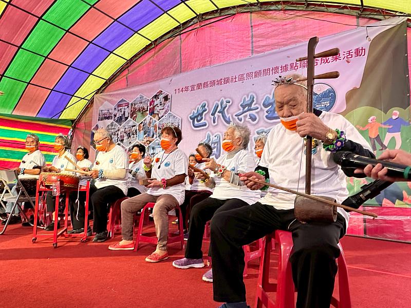 伊甸頭城武營服務站長輩組成千歲北管樂團，帶來精彩表演。