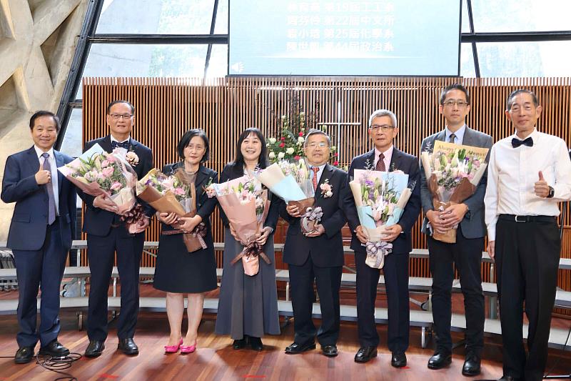 本屆六位傑出校友包括物理系陳從德、化工系鄭建新、工工系林育業、中文系周芬伶、化學系袁小琀，以及政治系校友、現任交通部長陳世凱。