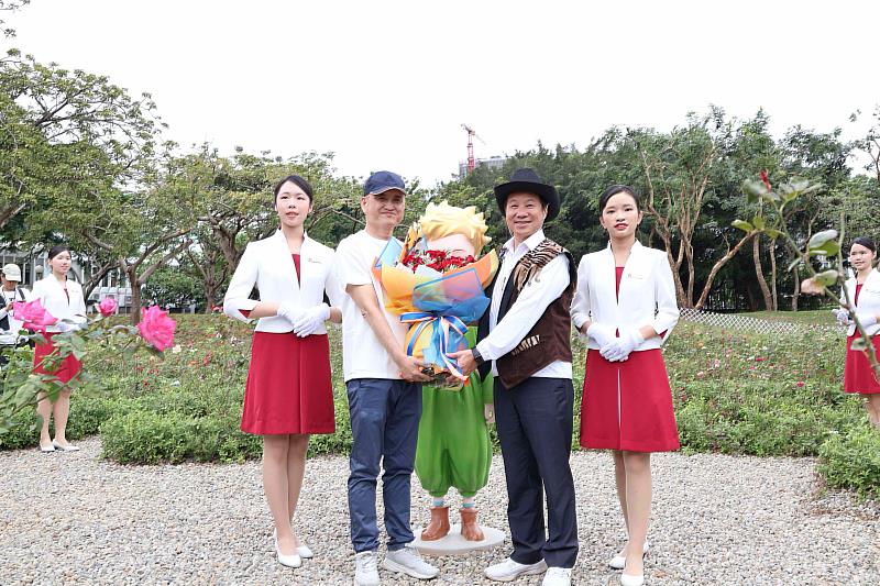 東海大學（1）日舉行「東海牛奶節嘉年華」暨「小王子玫瑰園」揭幕儀式。