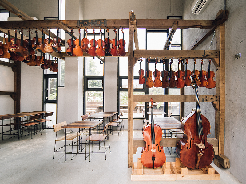 餐廳內部以永續設計為理念，將廢建材賦予新生命的用意也呼應了餐廳名《大用食光》