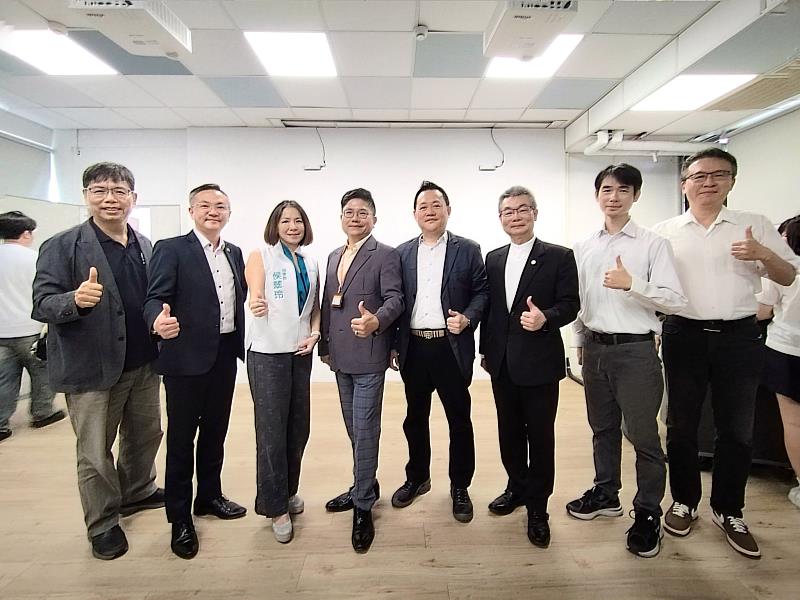 計畫主持人楊泰和學務長(左4)與評審團隊合照