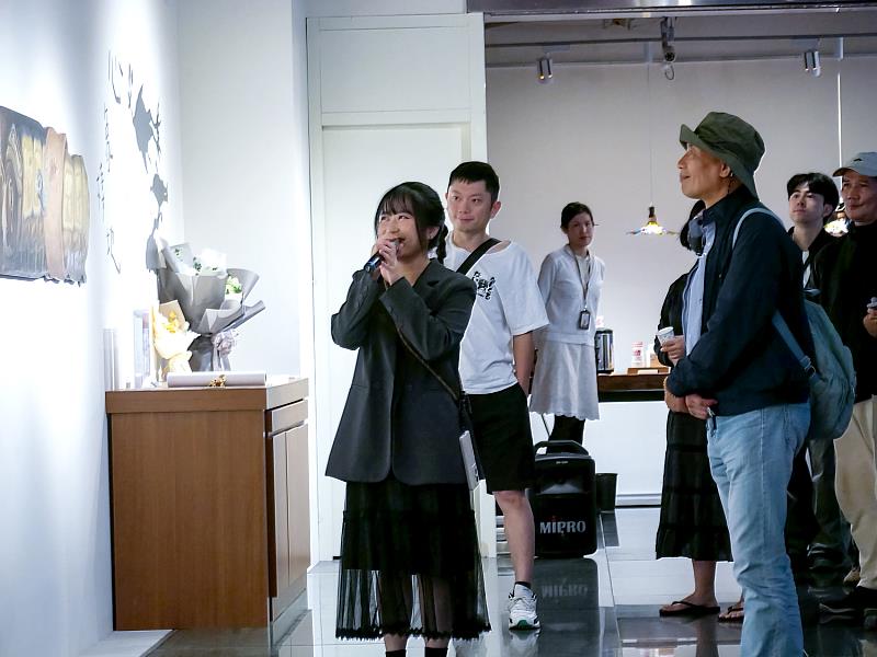 藝術家董晏伶導覽與觀眾互動，分享創作心境，帶領觀眾進入潛意識的夢境世界，在畫作之間體驗情緒的流動與安放。