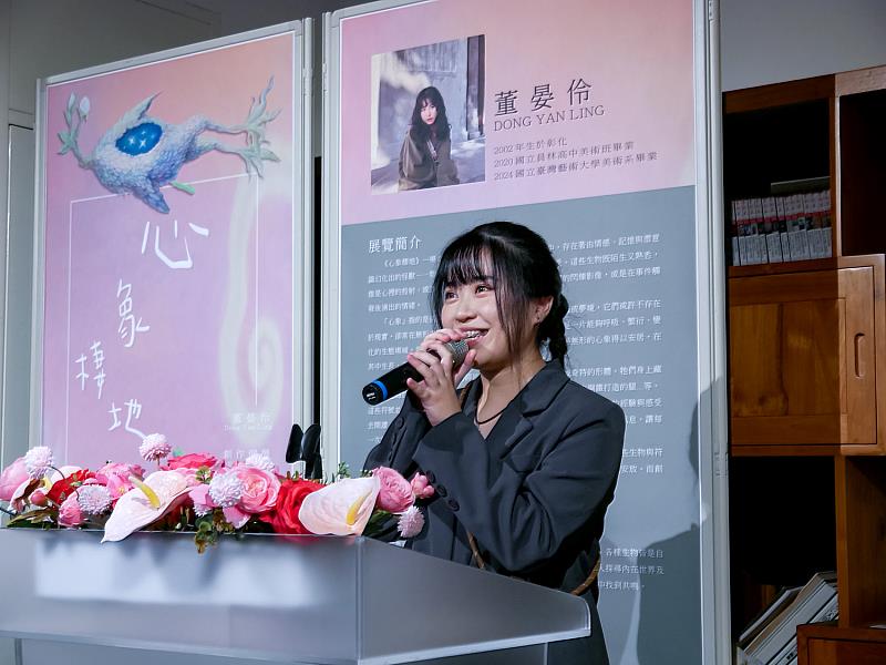 藝術家董晏伶於開幕茶會中分享創作心路，她表示《心象棲地》是一場與內在對話的旅程，期盼觀眾能在作品裡看見情緒的形體與溫度。