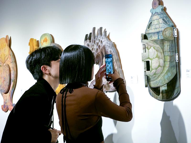 展覽亮點作品〈石心守塔獸〉互動場景,觀眾可親自開啟畫作中的小門,發現被包裹的小孩意象,象徵人內在柔軟的自我,引起現場熱烈迴響。