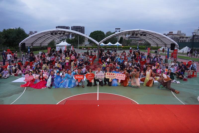 《演出結束後與會貴賓、演員跟全場觀眾大合照》