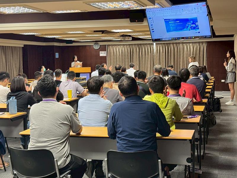2025創新資訊應用展示暨研討會-10/31高雄場現場與會者專注聆聽台上廠商分享
