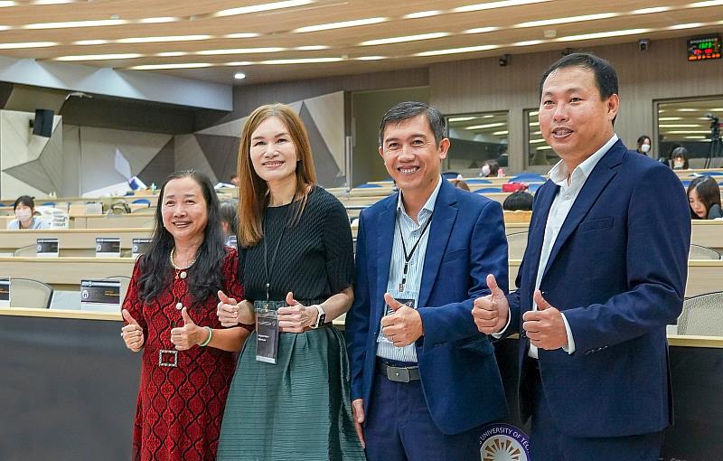 人文暨社會學院院長李玲玉(左二)與越南同塔大學( Dong Thap University) 校長 Truong Tan Dat(右二)等貴賓合影。