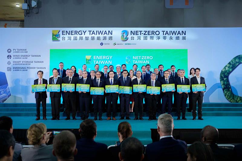 2025台灣國際智慧能源週與台灣國際淨零永續展,外貿協會董事長黃志芳、GESA綠能暨永續發展聯盟共同主席暨友達能源事業群總經理林恬宇、經濟部常務次長賴建信、SEMI全球行銷長暨台灣區總裁曹世綸等產官領袖共同揭開展會序幕。(貿協提供)