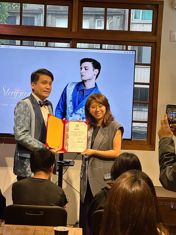 「中國文化大學永續創新學院院長方元沂（左）表示，非常感謝 Storywear 創辦人陳冠百(右)親自導覽與分享品牌永續理念，帶領師生深入了解循環時尚的精神。」