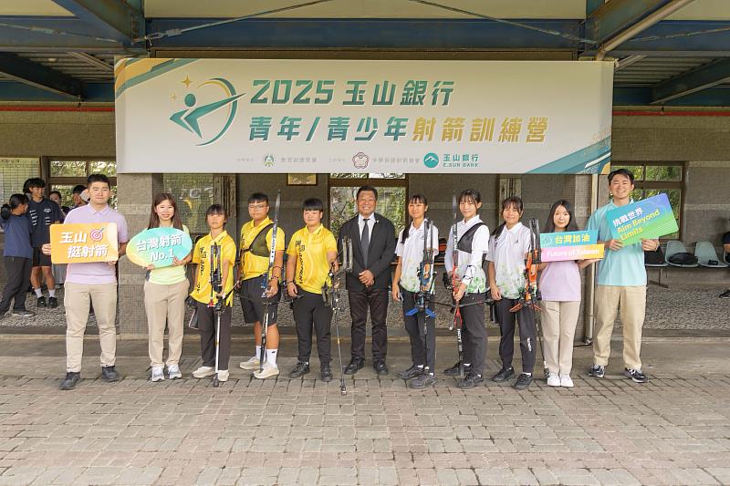 玉山銀行特別邀請教授山本博(中)於「2025玉山青年/青少年射箭訓練營」擔任講師，協助選手們拓展視野、精進技術。