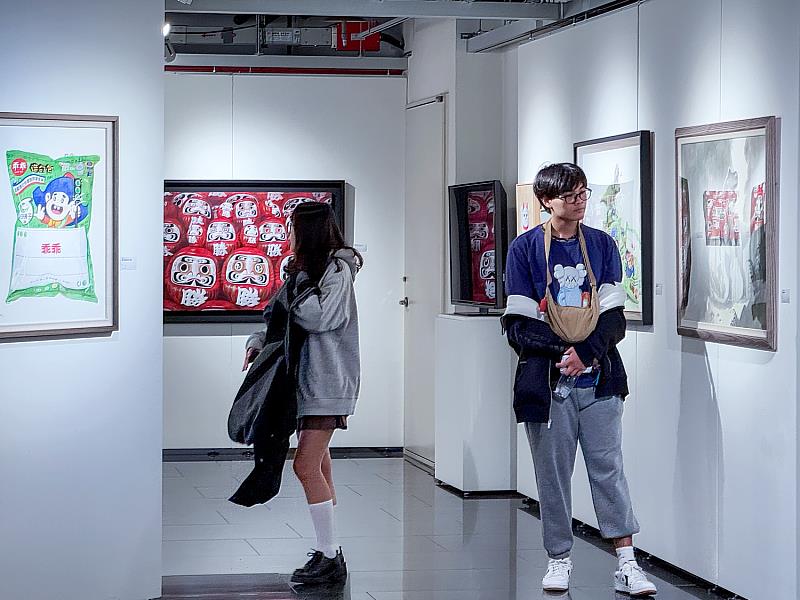 觀眾走入乖乖與達摩交錯的展場，沉浸在日常信仰與祈願氛圍中。