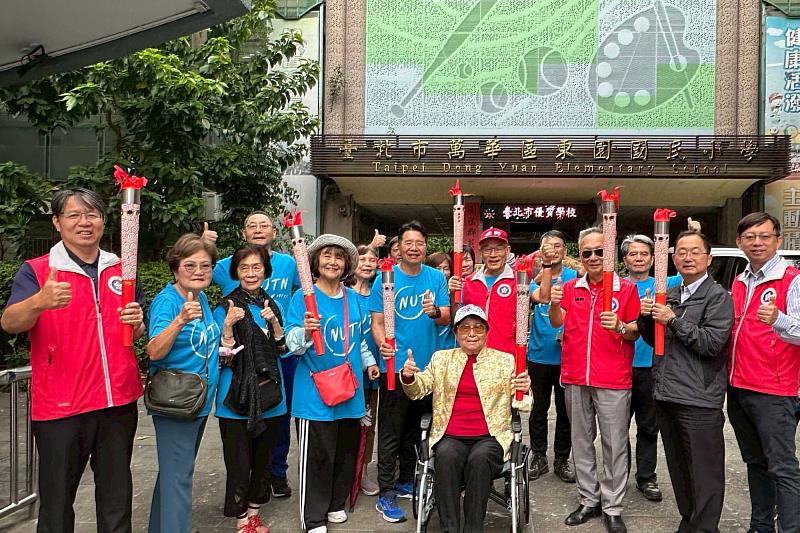 南大聖火進入臺北東園國小 教育熱情與棒球榮耀齊放光彩