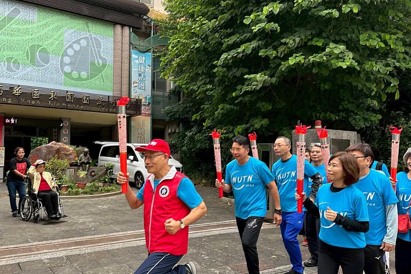 校友們手持聖火 讓南大精神在步伐間延續前行