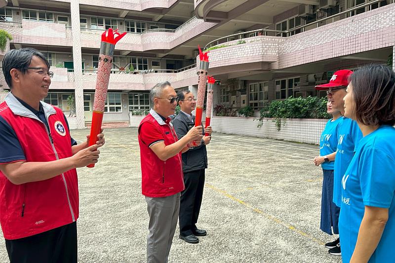 南大聖火交接瞬間 象徵精神薪火相連、情誼綿延不斷