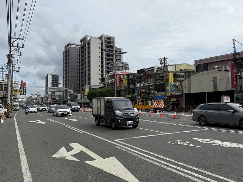 中華路為竹北主要幹道，連接新豐、竹北與新竹市，交通便利、商圈成熟。