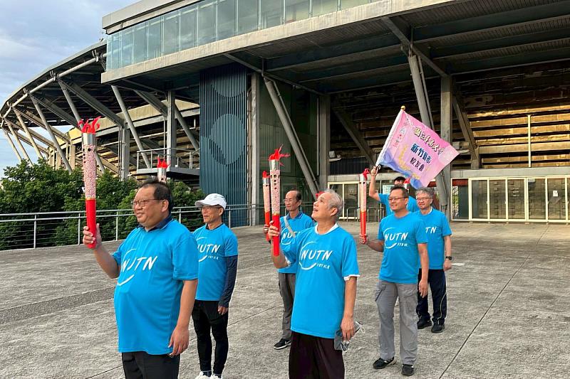 南大127週年校慶聖火抵達新竹縣體育場，燃點儀式於秋日陽光下展現南大精神。