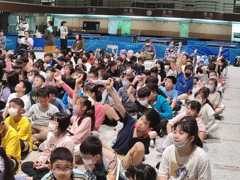 救国团新竹「张老师」辅导中心与新竹团委会携手举办「青少年心理健康校园巡迴讲座」教导学生认识情绪