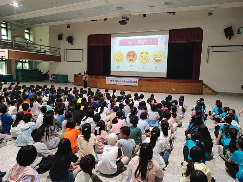 救国团新竹「张老师」辅导中心与新竹团委会携手举办「青少年心理健康校园巡迴讲座」教导学生认识情绪