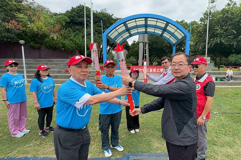 南大侯志正副校長與校友代表共同完成聖火交接，現場掌聲與歡呼齊響。