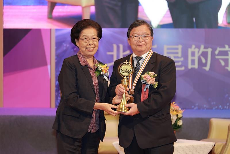 財團法人厚生基金會11月1日下午舉行第35屆醫療奉獻獎表揚大會，總統府資政張博雅(左)頒發獎座給花蓮慈濟醫院名譽院長陳英和。