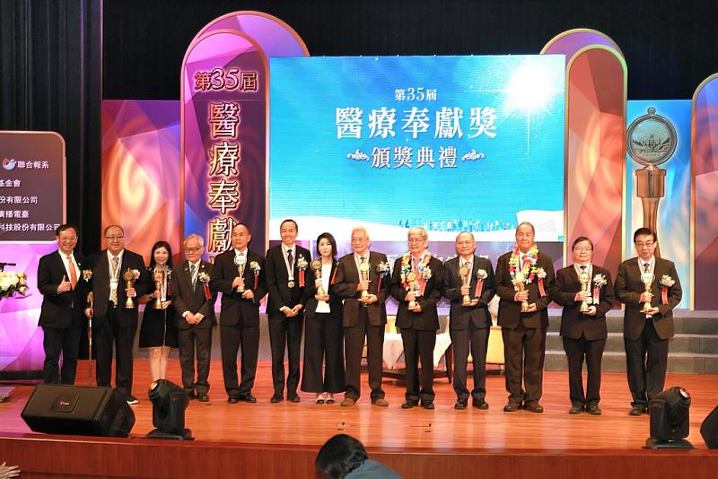 衛生福利部部長石崇良（左一）與醫療奉獻獎得主合影。右二為陳英和院長。