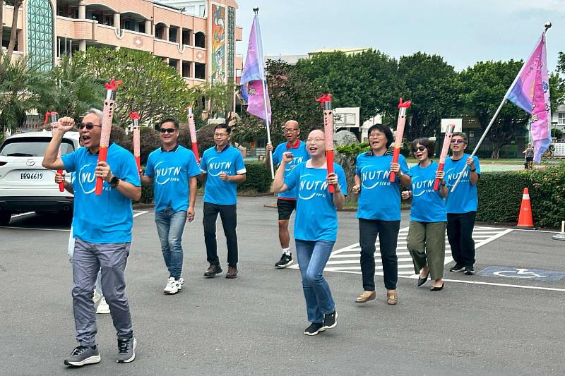 南大聖火傳遞至彰化　校友們穿上南大藍T列隊迎接，現場洋溢團結與熱情。