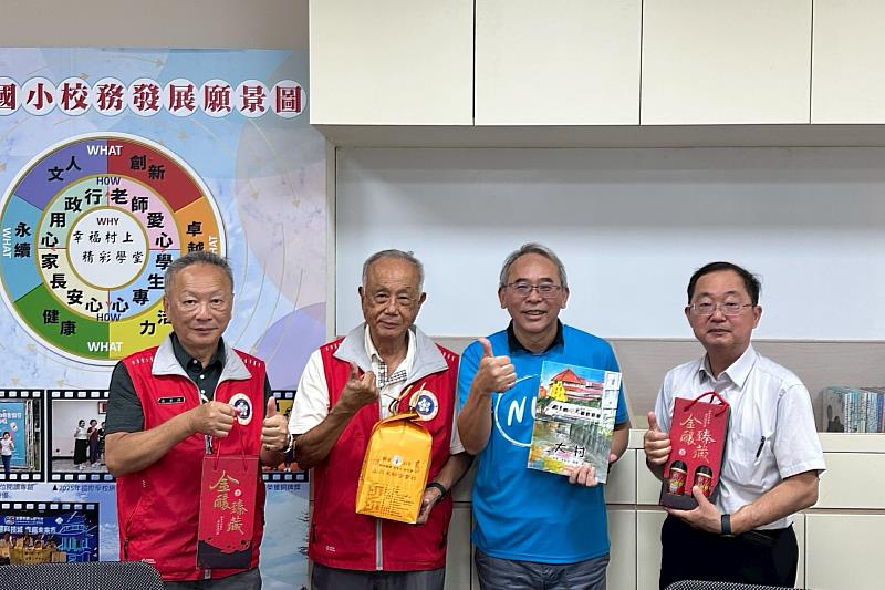 47級吳鐵雄校友精神奕奕現身，見證南大情誼的延續。