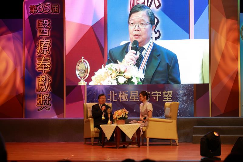 陳英和醫師推崇榮獲特殊貢獻獎的林芳郁教授，在心臟醫學和醫院管理上有著無人能及的成就和貢獻，是他和許多同儕所敬仰的老師。他更指出，花蓮雖被稱後山，但是有更多奉獻獎醫師是在「山上行醫」，他的工作條件比更多人好得太多，所以，還更要繼續努力。