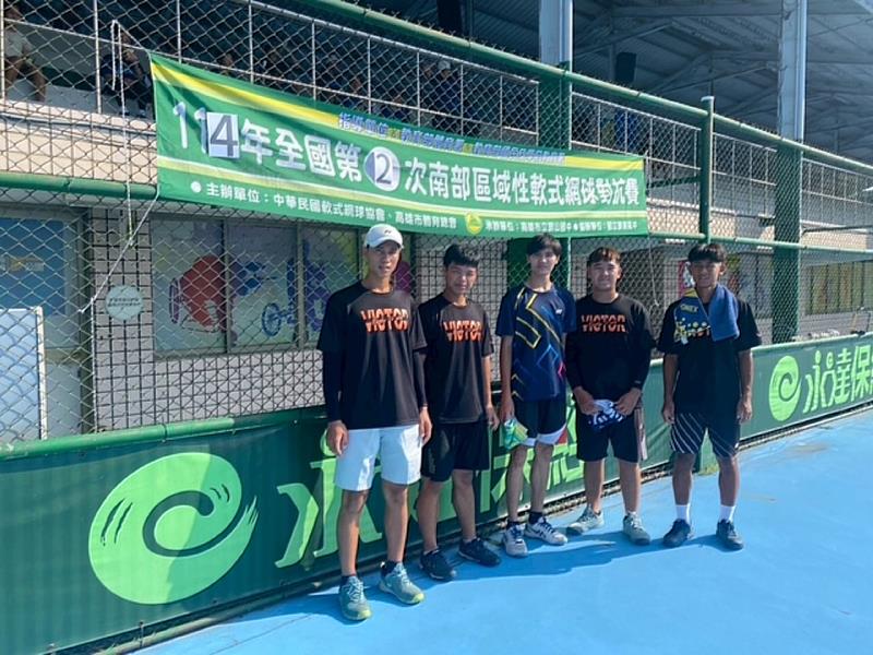 南華大學運動學程大一生楊朝貴(右1)，參加114年度全國南部區域性軟式網球第三次對抗賽」榮獲大學社會組第二名。