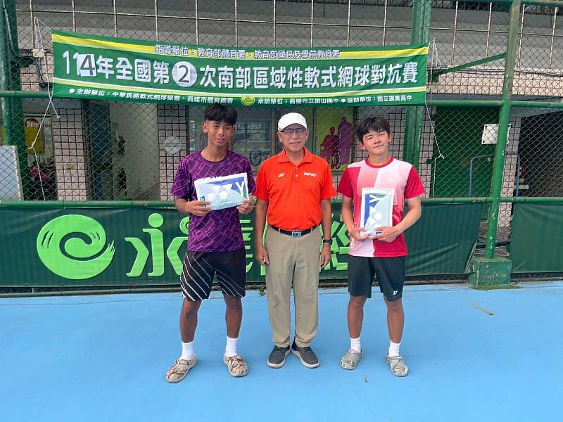 南華大學運動學程大一生楊朝貴(左1)，參加114年度全國南部區域性軟式網球第三次對抗賽」榮獲大學社會組第二名。