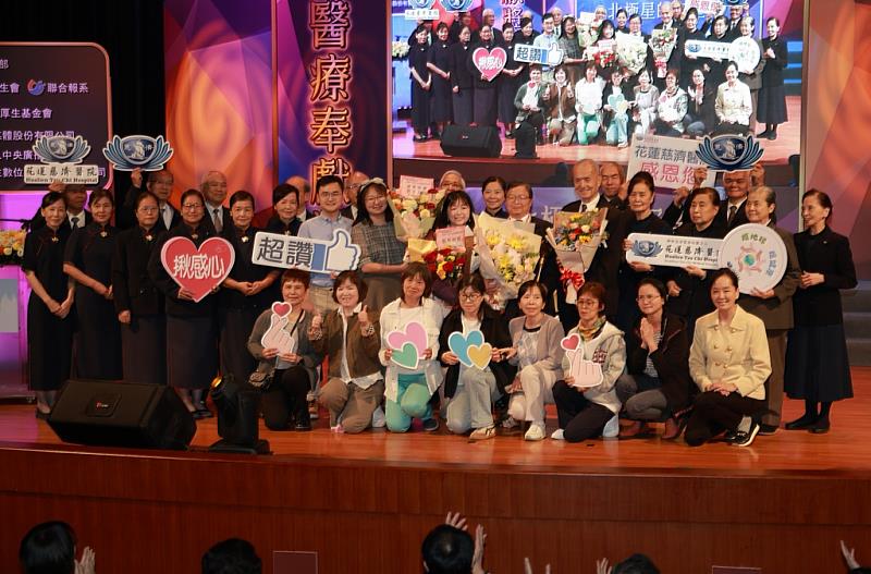 慈濟醫療法人執行長林俊龍(第二排右五)帶領同仁、慈濟志工恭喜陳英和院長(第二排右六)，並合影紀念。