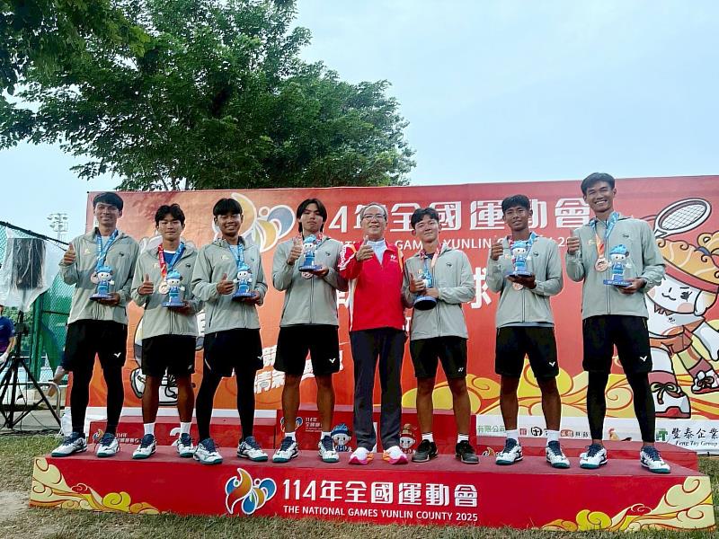 南華大學運動學程大一生楊朝貴(右2)，代表嘉義縣出賽114年全國運動會，榮獲男子組軟式網球團體賽第三名。