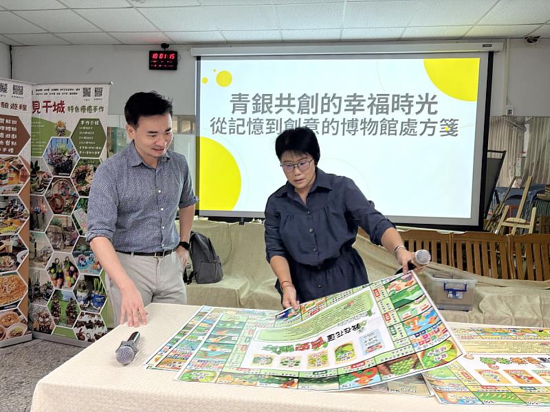 高秋華理事長(右)與黃星達老師(左)，討論干城社區地圖。