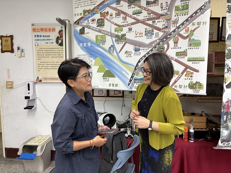 藝創系陳怡方主任(右)與干城社區發展協會高秋華理事長商討後續合作。