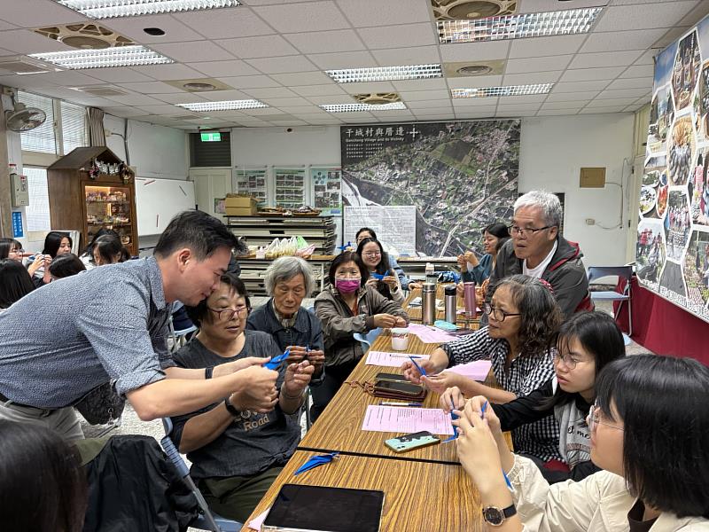 黃星達老師現場帶領社區長者以彩紙摺出臺灣帝雉。