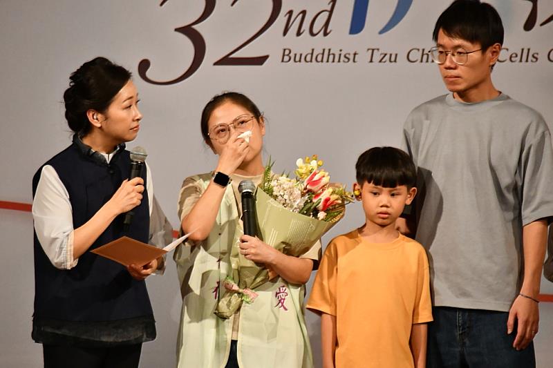 受贈者王玉婷是護理人員，治療期間，最怕見到的就是醫生，怕醫生直接跟她說「不理想」，回想起發病時，兒子才七個月大，忍不住鼻酸落淚，幸好有配對到捐贈者，讓她可以重拾健康的身體，現在孩子已經七歲了。