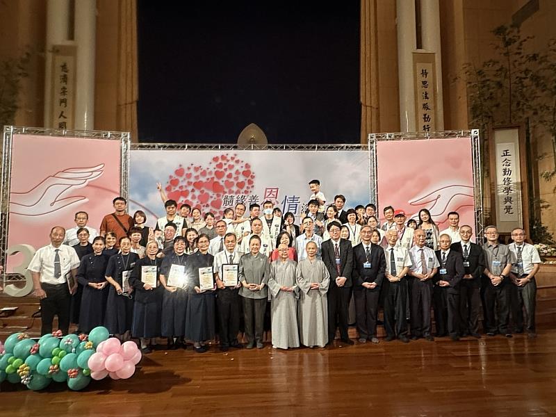 靜思精舍德旭師父（前排左九）、德守師父（前排右九），以及花蓮慈濟醫院副院長李啟誠（前排右七）、中華⺠國⾎液及骨髓移植學會理事長葉⼠芃（前排右八）等人捐受贈雙方合照，為32周年相見歡活動畫下句點。