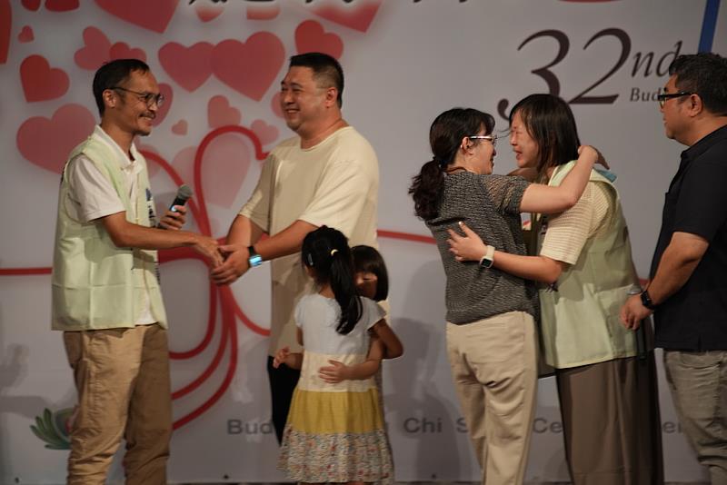 38歲的陳珏宇(右二)是治療過程艱辛，化療帶來嘔吐、發燒、脫皮及膀胱出血等痛苦，加上COVID疫情下的長期隔離，足足住在隔離病房三個月。非常感恩捐贈者楊家琪(左一)改變了她全家的命運。她和捐贈者楊家琪的太太緊緊擁抱。雙方雖是第一次見面，兩家的孩子也緊緊相擁。