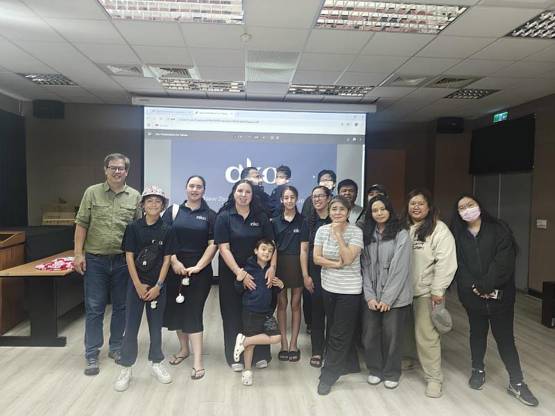 Ako Academy 與參與講座學生合影。（左一 Sifo Lakaw 博士；右四 Bavaragh Dagalomai 謝若蘭教授）。